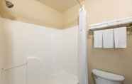 Toilet Kamar 3 Super 8 by Wyndham Ottawa