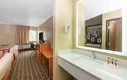 Toilet Kamar 2 Super 8 by Wyndham Ottawa