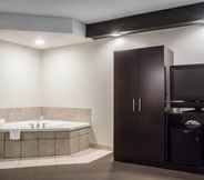 In-room Bathroom 6 Sleep Inn Bracebridge