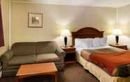 Bedroom 3 Econo Lodge Inn & Suites