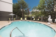 Swimming Pool La Quinta Inn & Suites by Wyndham Kennesaw