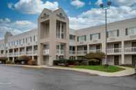 Bangunan HomeTown Inn by Red Roof East Syracuse