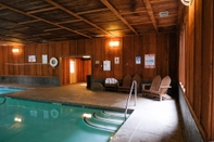 สระว่ายน้ำ Lake Quinault Lodge