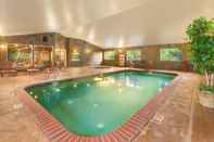 Swimming Pool Comfort Inn & Suites Tualatin - Lake Oswego South
