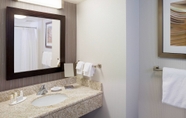 In-room Bathroom 6 Courtyard by Marriott Providence Downtown