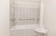 In-room Bathroom 5 Days Inn & Suites by Wyndham Tucson/Marana