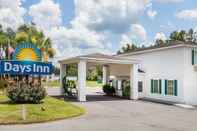 Exterior Days Inn by Wyndham Hampton