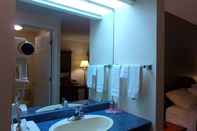 Toilet Kamar Econo Lodge & Suites Saint John