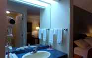 In-room Bathroom 5 Econo Lodge & Suites Saint John