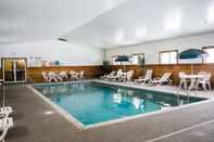Swimming Pool Norwood Inn & Suites - Roseville