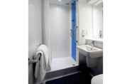 In-room Bathroom 6 Travelodge Aberdeen Central