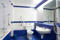 In-room Bathroom Travelodge Glasgow Central