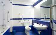 In-room Bathroom 2 Travelodge Glasgow Central