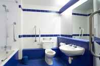 In-room Bathroom Travelodge Glasgow Central