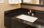 Toilet Kamar 5 Fairfield Inn & Suites Denver North/Westminster