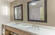 In-room Bathroom 7 Hilton Garden Inn St. Charles