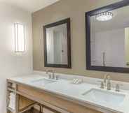 In-room Bathroom 7 Hilton Garden Inn St. Charles