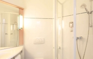 In-room Bathroom 7 ibis Lodz Centrum