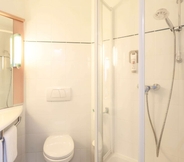 In-room Bathroom 7 ibis Lodz Centrum