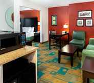 Ruang Umum 7 La Quinta Inn & Suites by Wyndham Milwaukee Bayshore Area