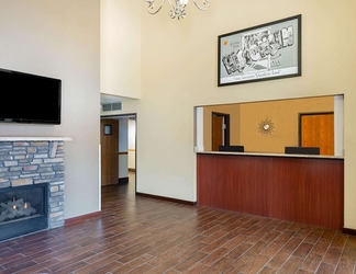 Lobby 2 Super 8 by Wyndham La Crosse