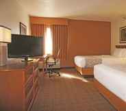 Bedroom 6 La Quinta Inn by Wyndham Kansas City North