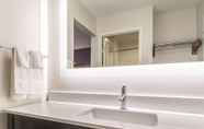 In-room Bathroom 7 La Quinta Inn & Suites by Wyndham Cleveland - Airport North