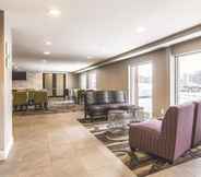 Lobby 4 La Quinta Inn & Suites by Wyndham Cleveland - Airport North