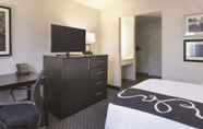 Bedroom 6 La Quinta Inn & Suites by Wyndham Cleveland - Airport North