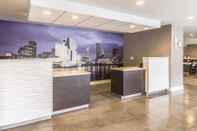 Lobby La Quinta Inn & Suites by Wyndham Cleveland - Airport North