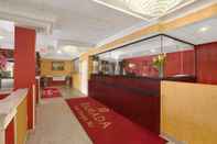 Lobby Ramada by Wyndham East Orange