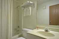 In-room Bathroom Super 8 Springfield North I-44