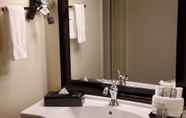 In-room Bathroom 2 Best Western Alderwood