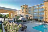 Swimming Pool La Quinta Inn & Suites by Wyndham Manchester