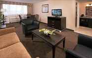 Common Space 7 La Quinta Inn & Suites by Wyndham Manchester