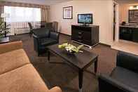 Common Space La Quinta Inn & Suites by Wyndham Manchester