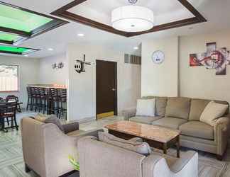 Lobi 2 Quality Inn & Suites