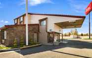 Exterior 3 Red Roof Inn & Suites Medford - Airport