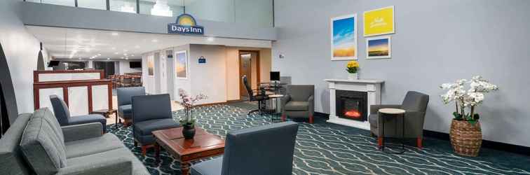 Lobby Days Inn by Wyndham Scranton PA