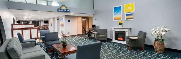 Lobby Days Inn by Wyndham Scranton PA