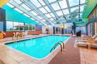 Kolam Renang Days Inn by Wyndham Scranton PA