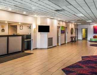 Lobi 2 Quality Inn and Suites Livonia