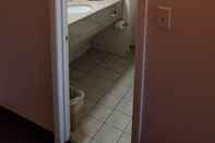 In-room Bathroom Days Inn by Wyndham Manassas Battlefield