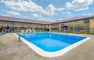 Swimming Pool 4 Econo Lodge Inn & Suites Triadelphia - Wheeling