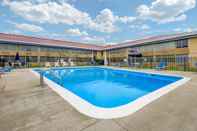 Swimming Pool Econo Lodge Inn & Suites Triadelphia - Wheeling