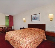 Bedroom 7 Econo Lodge