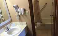 In-room Bathroom 2 Americas Best Value Inn York