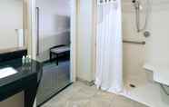 Toilet Kamar 6 Days Inn by Wyndham Plattsburgh