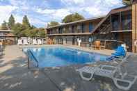 Swimming Pool Cerulean Hotel