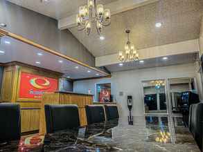 Lobi 4 Econo Lodge Inn & Suites